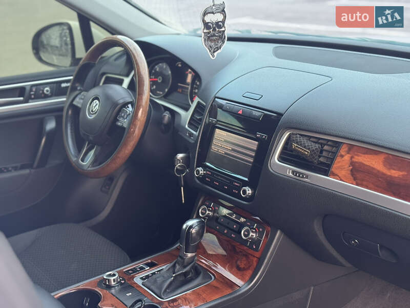 Внедорожник / Кроссовер Volkswagen Touareg 2012 в Хмельницком