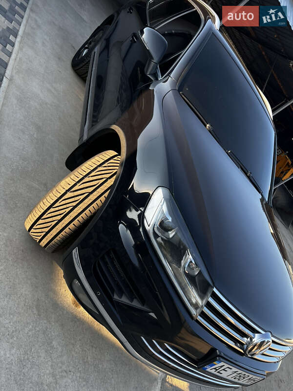 Позашляховик / Кросовер Volkswagen Touareg 2016 в Дніпрі