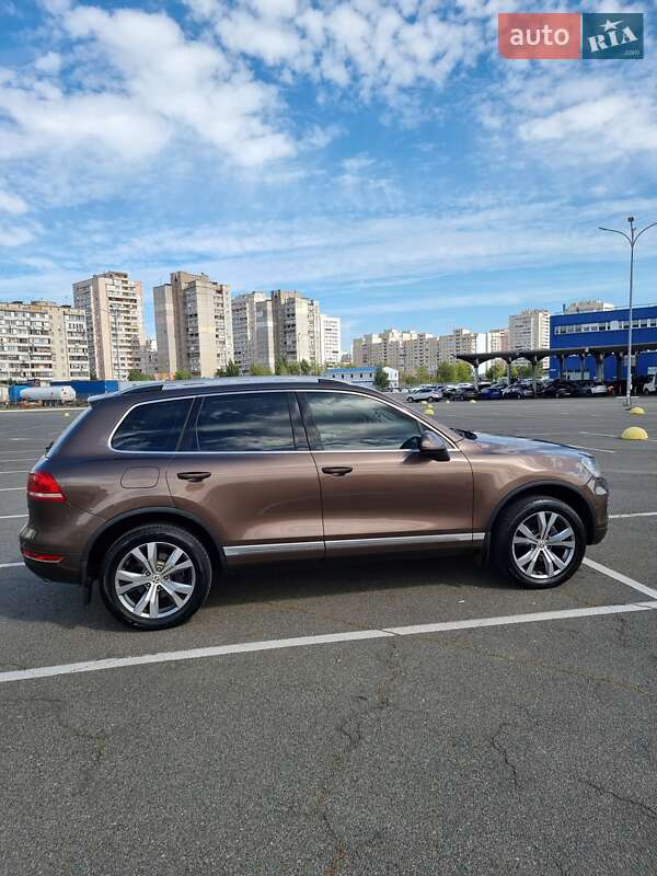 Внедорожник / Кроссовер Volkswagen Touareg 2011 в Киеве