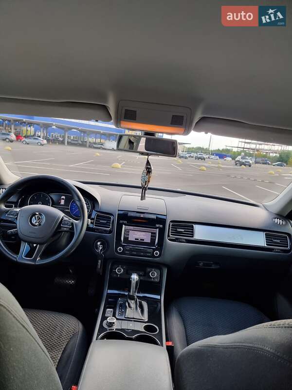 Внедорожник / Кроссовер Volkswagen Touareg 2011 в Киеве