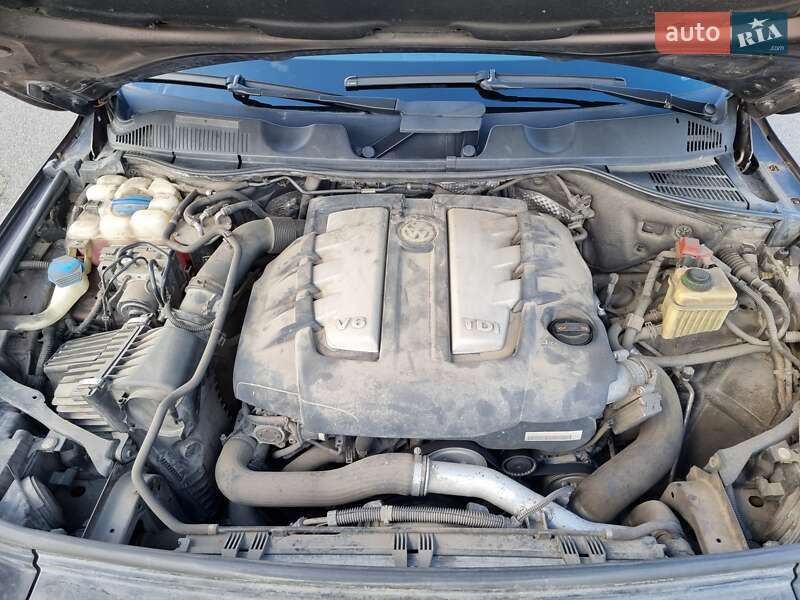 Внедорожник / Кроссовер Volkswagen Touareg 2011 в Киеве