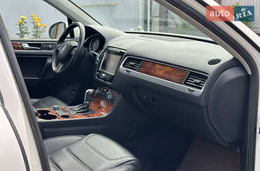 Внедорожник / Кроссовер Volkswagen Touareg 2011 в 