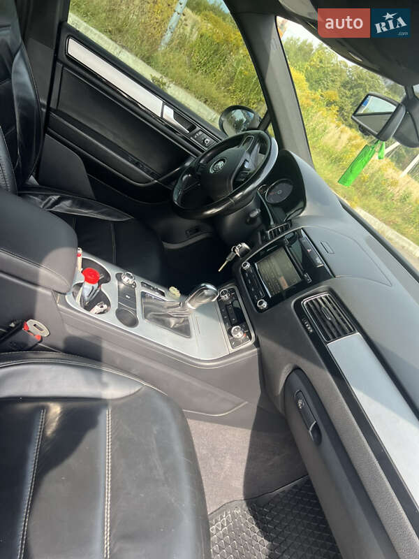 Внедорожник / Кроссовер Volkswagen Touareg 2013 в Львове