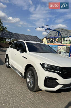 Внедорожник / Кроссовер Volkswagen Touareg 2019 в 