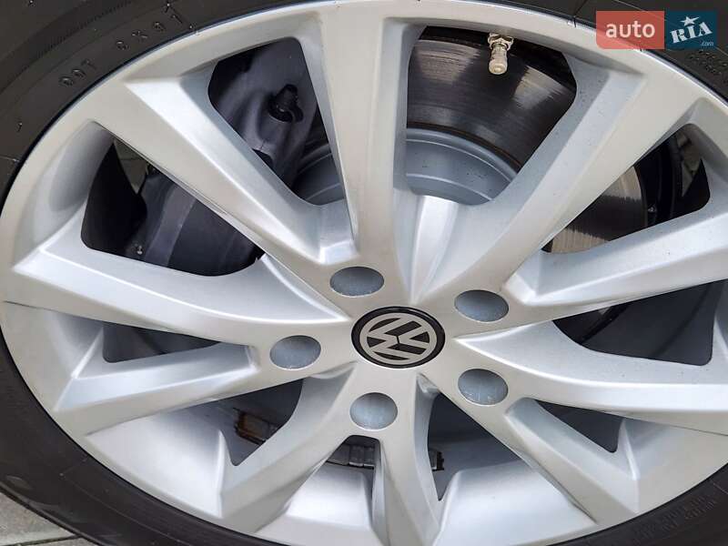 Внедорожник / Кроссовер Volkswagen Touareg 2012 в Виннице