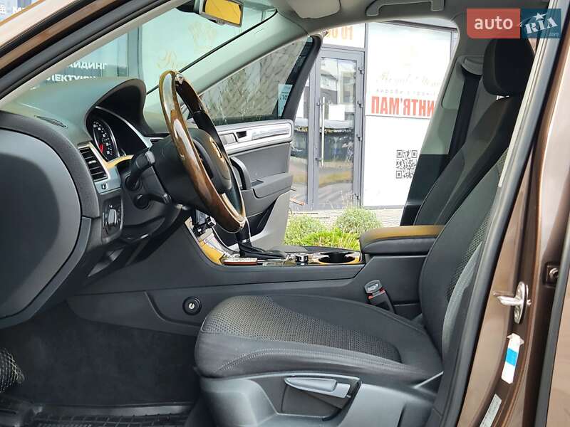 Внедорожник / Кроссовер Volkswagen Touareg 2012 в Виннице