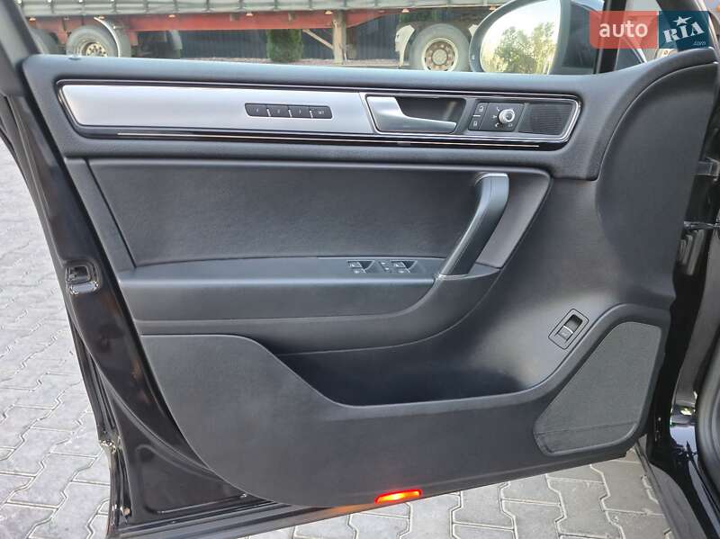 Внедорожник / Кроссовер Volkswagen Touareg 2015 в Одессе