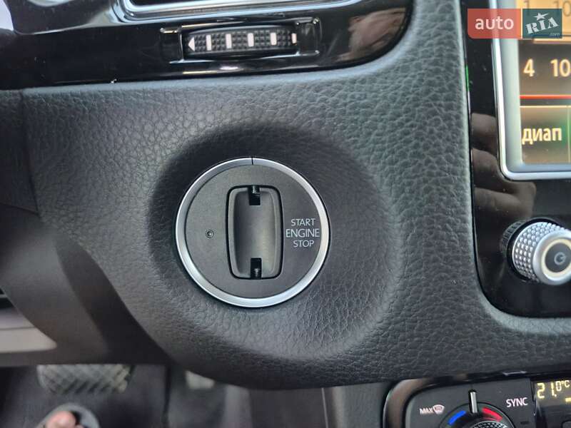 Внедорожник / Кроссовер Volkswagen Touareg 2015 в Одессе