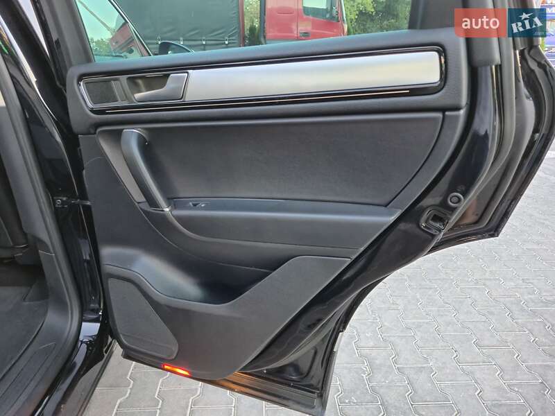 Внедорожник / Кроссовер Volkswagen Touareg 2015 в Одессе