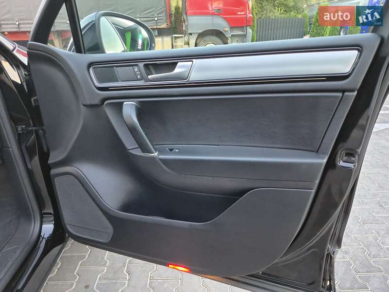 Внедорожник / Кроссовер Volkswagen Touareg 2015 в Одессе