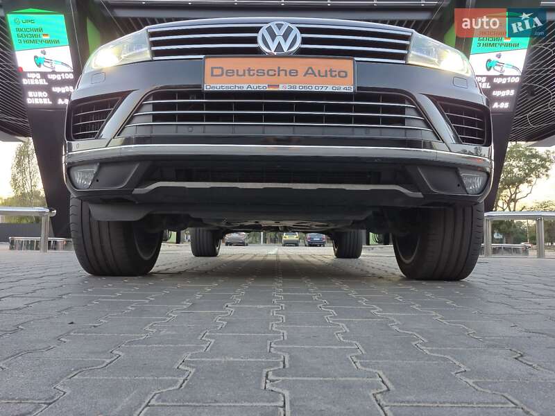 Внедорожник / Кроссовер Volkswagen Touareg 2015 в Одессе