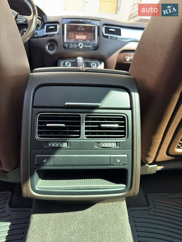 Внедорожник / Кроссовер Volkswagen Touareg 2014 в Киеве