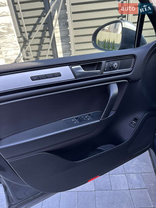 Внедорожник / Кроссовер Volkswagen Touareg 2012 в Тернополе