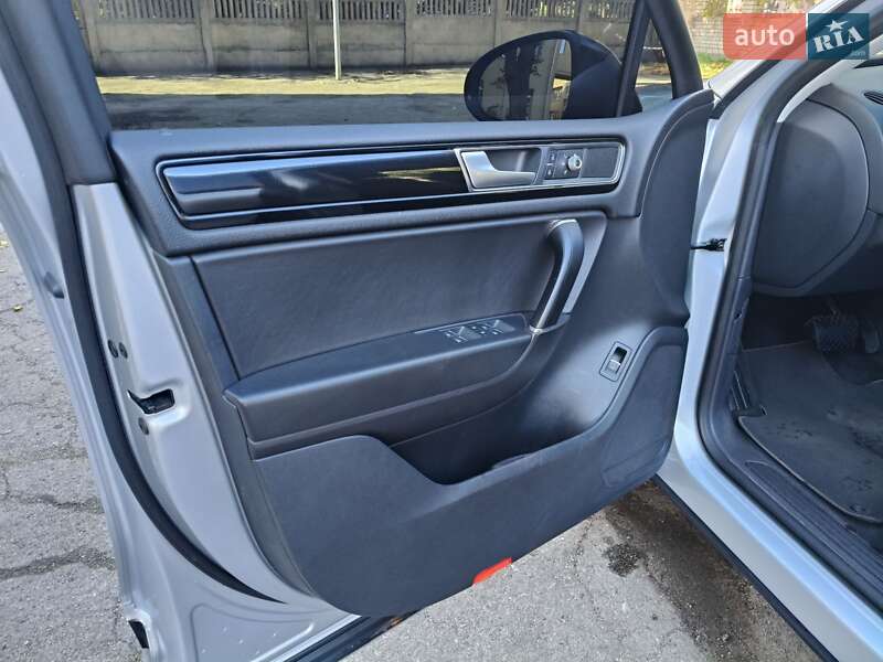Позашляховик / Кросовер Volkswagen Touareg 2015 в Дніпрі фото 16 Позашляховик / Кросовер Volkswagen Touareg 2015 в Дніпрі