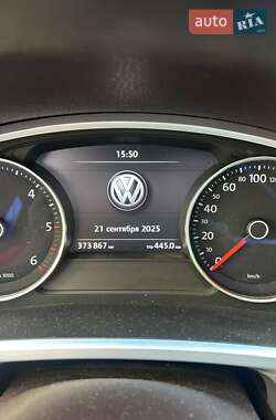 Внедорожник / Кроссовер Volkswagen Touareg 2012 в 