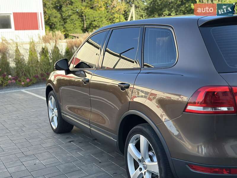 Внедорожник / Кроссовер Volkswagen Touareg 2011 в Луцке