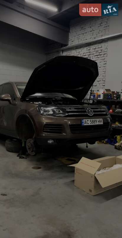 Внедорожник / Кроссовер Volkswagen Touareg 2011 в Луцке