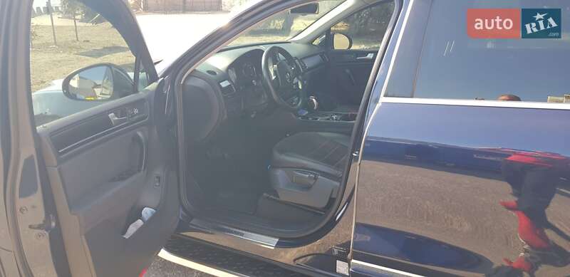 Внедорожник / Кроссовер Volkswagen Touareg 2012 в Черноморске