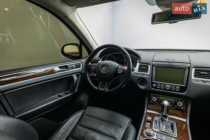 Внедорожник / Кроссовер Volkswagen Touareg 2015 в Киеве