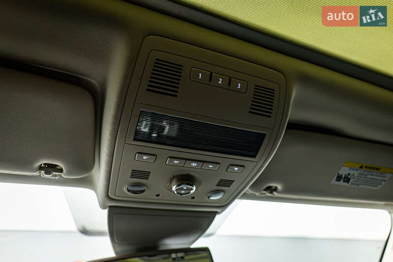 Внедорожник / Кроссовер Volkswagen Touareg 2015 в Киеве