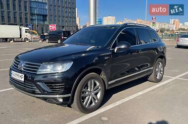 Внедорожник / Кроссовер Volkswagen Touareg 2015 в Киеве