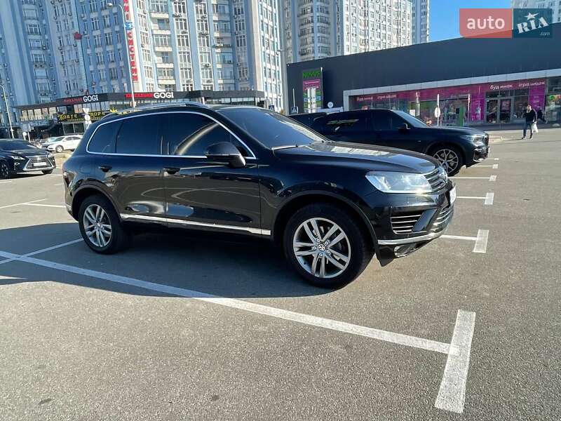 Внедорожник / Кроссовер Volkswagen Touareg 2015 в Киеве