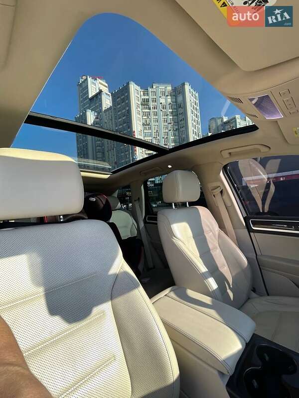 Внедорожник / Кроссовер Volkswagen Touareg 2015 в Киеве