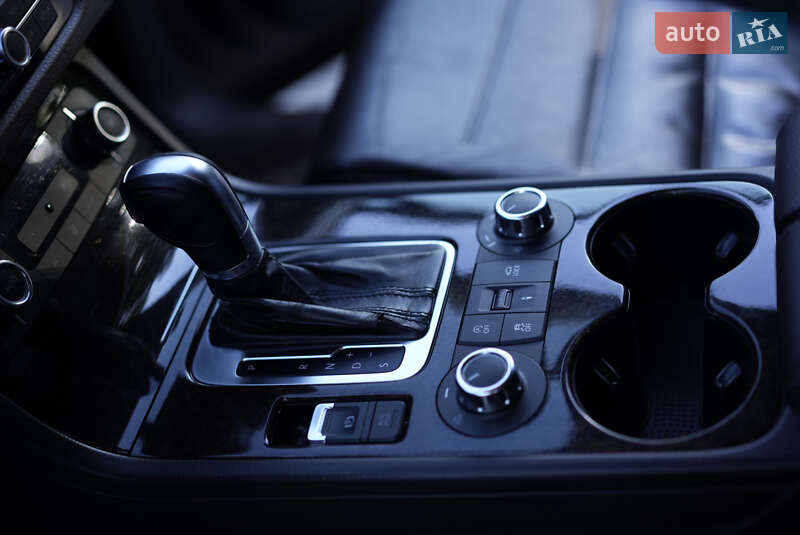 Внедорожник / Кроссовер Volkswagen Touareg 2010 в Сумах