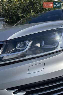 Внедорожник / Кроссовер Volkswagen Touareg 2015 в 