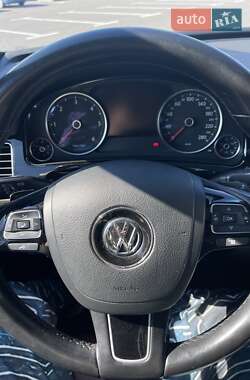Внедорожник / Кроссовер Volkswagen Touareg 2015 в 