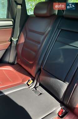 Внедорожник / Кроссовер Volkswagen Touareg 2015 в 