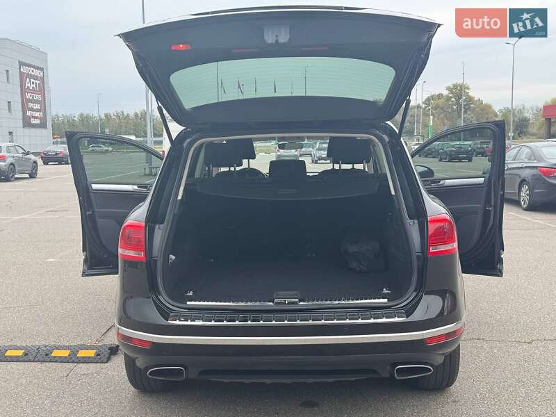 Внедорожник / Кроссовер Volkswagen Touareg 2017 в Киеве