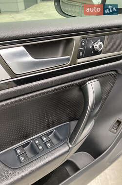 Внедорожник / Кроссовер Volkswagen Touareg 2012 в 