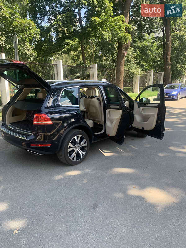 Внедорожник / Кроссовер Volkswagen Touareg 2012 в Киеве