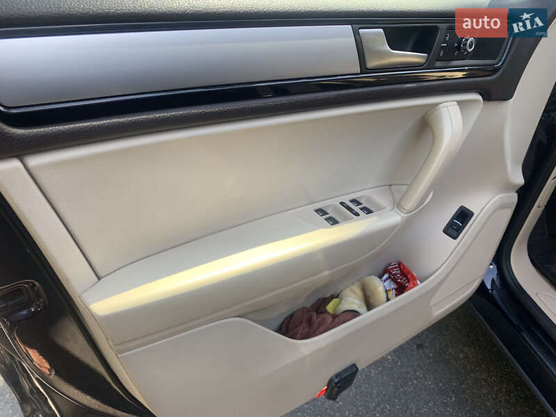 Внедорожник / Кроссовер Volkswagen Touareg 2012 в Киеве