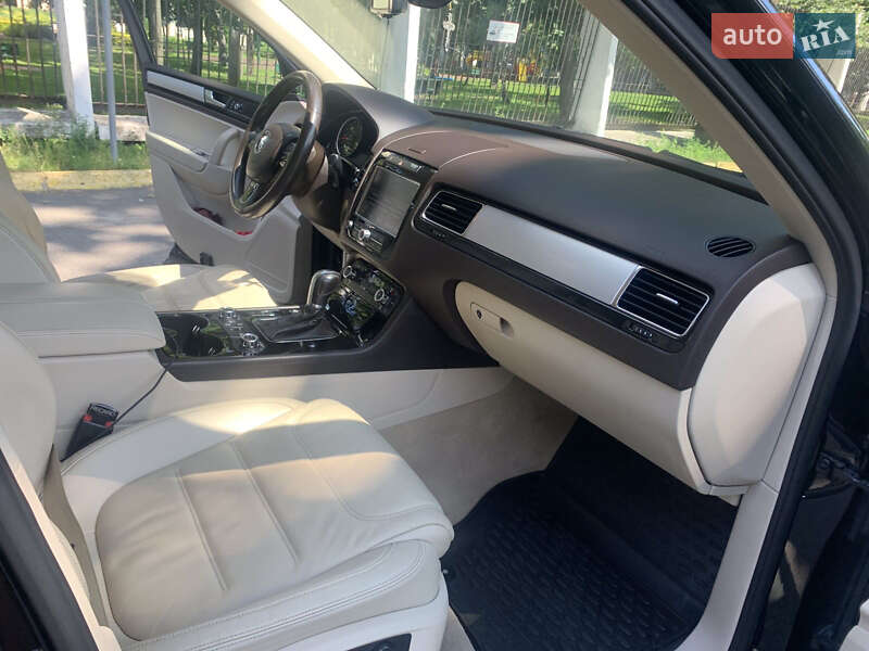 Внедорожник / Кроссовер Volkswagen Touareg 2012 в Киеве
