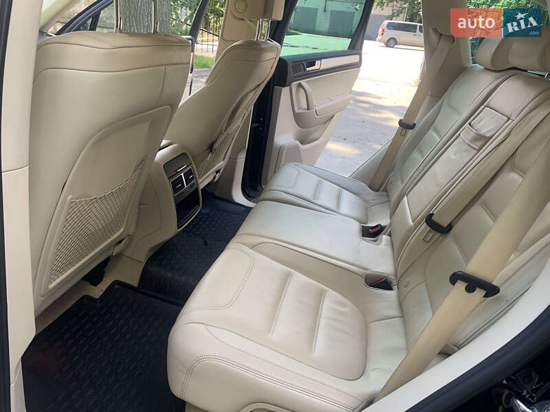 Внедорожник / Кроссовер Volkswagen Touareg 2012 в Киеве