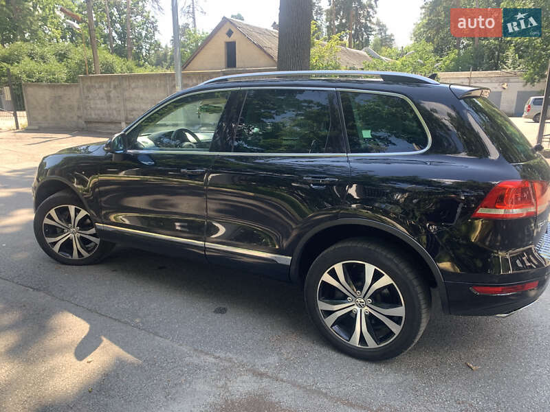 Внедорожник / Кроссовер Volkswagen Touareg 2012 в Киеве