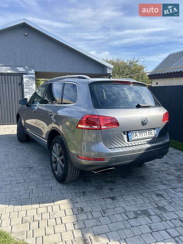 Внедорожник / Кроссовер Volkswagen Touareg 2011 в Александрие