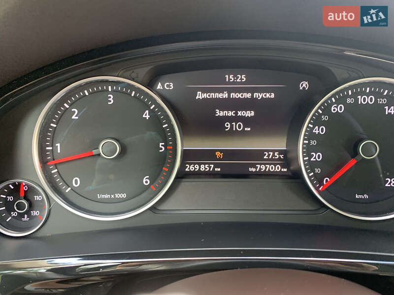 Внедорожник / Кроссовер Volkswagen Touareg 2012 в Киеве