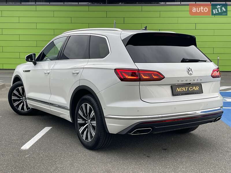 Позашляховик / Кросовер Volkswagen Touareg 2018 в Києві