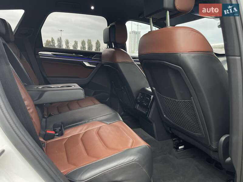 Позашляховик / Кросовер Volkswagen Touareg 2018 в Києві