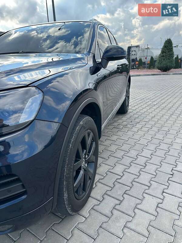 Внедорожник / Кроссовер Volkswagen Touareg 2014 в Днепре