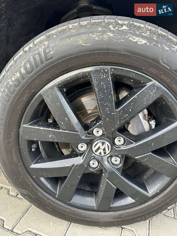 Внедорожник / Кроссовер Volkswagen Touareg 2014 в Днепре