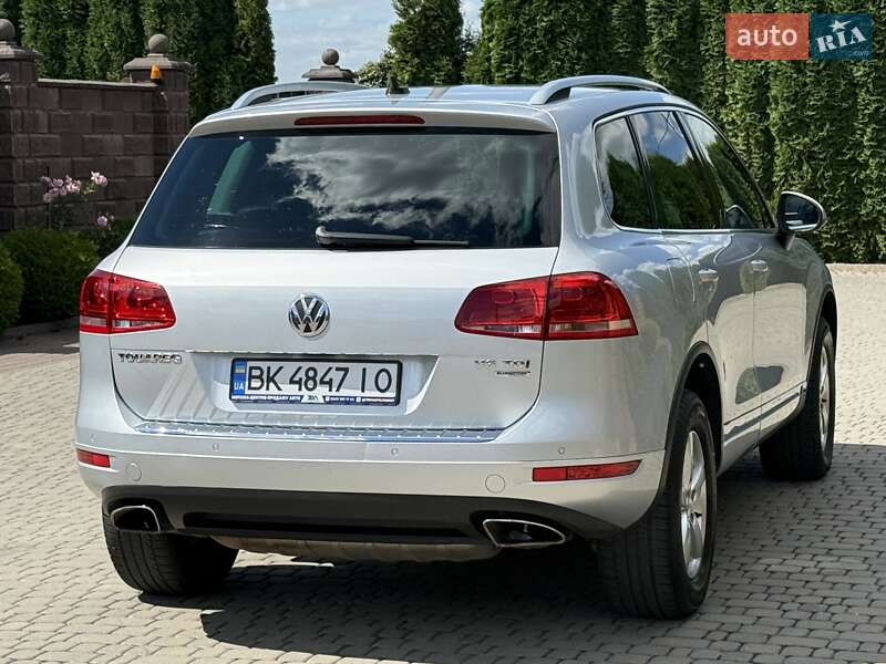 Внедорожник / Кроссовер Volkswagen Touareg 2013 в Ровно