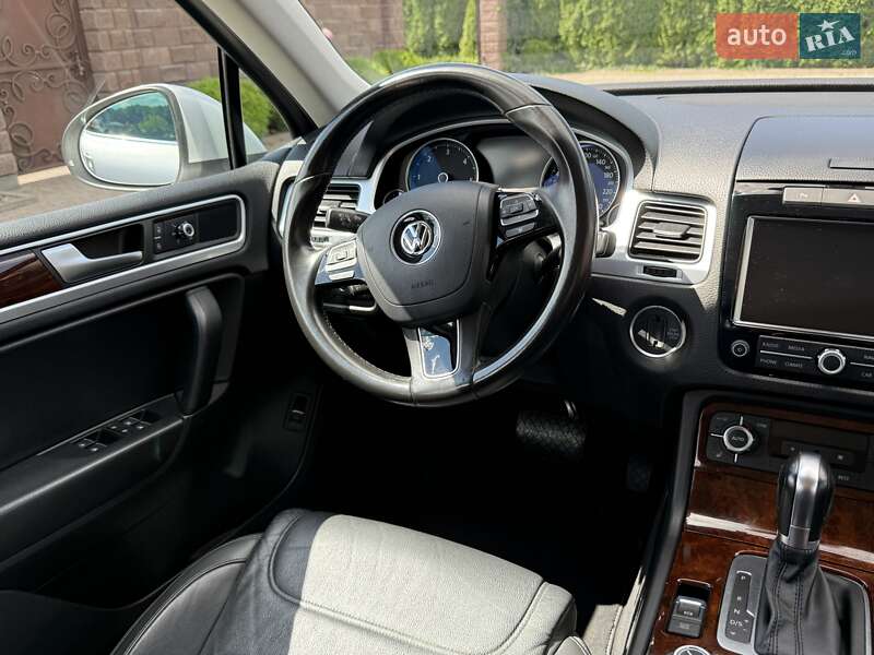Внедорожник / Кроссовер Volkswagen Touareg 2013 в Ровно