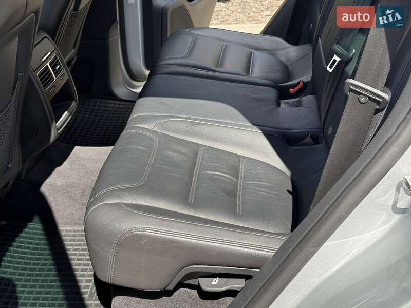 Внедорожник / Кроссовер Volkswagen Touareg 2013 в Ровно