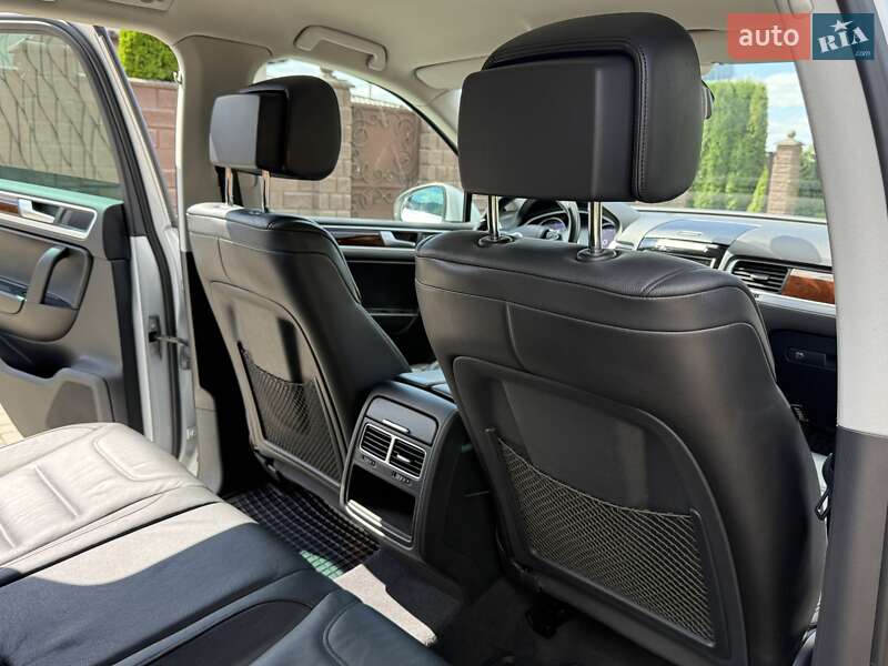 Внедорожник / Кроссовер Volkswagen Touareg 2013 в Ровно