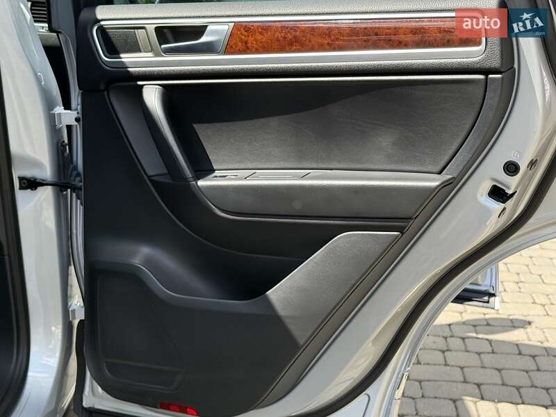 Внедорожник / Кроссовер Volkswagen Touareg 2013 в Ровно