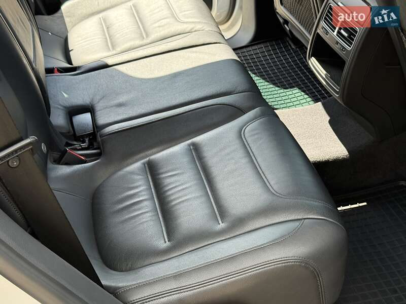 Внедорожник / Кроссовер Volkswagen Touareg 2013 в Ровно